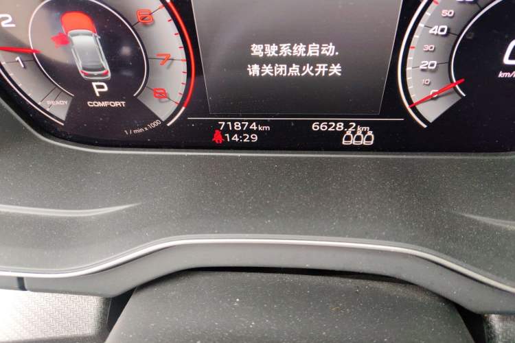 Used Audi Q5L 2022 40T Luxury Dynamic Model Odometer Close Up