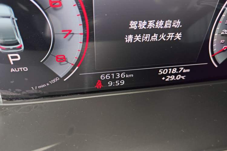 Used Audi Q5L 2022 40T Luxury Dynamic Model Odometer Close Up