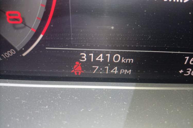 Used Audi Q5L 2022 40T Fashionable and Dynamic Model Odometer Close Up