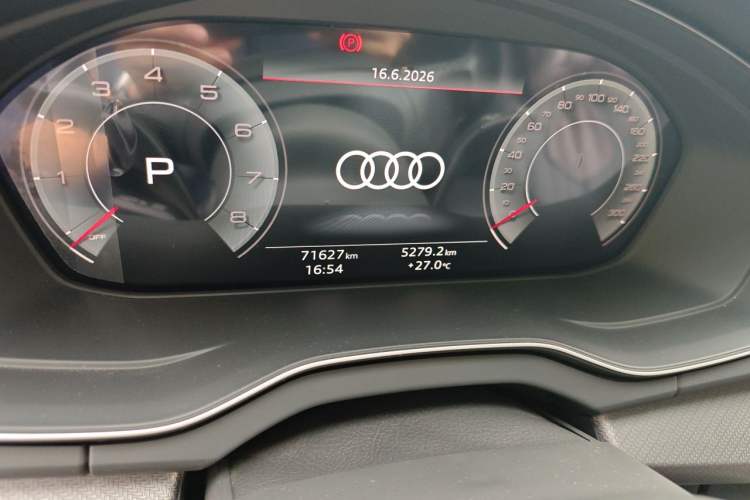 Used Audi Q5L 2022 40T Luxury Dynamic Model Odometer Close Up