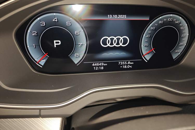 Used Audi Q5L 2022 40T Luxury Dynamic Model Odometer Close Up