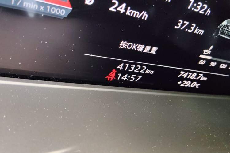 Used Audi Q5L 2022 45T Luxury Dynamic Model Odometer Close Up