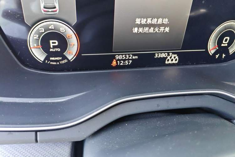 Used Audi Q5L 2022 40T Luxury Dynamic Model Odometer Close Up