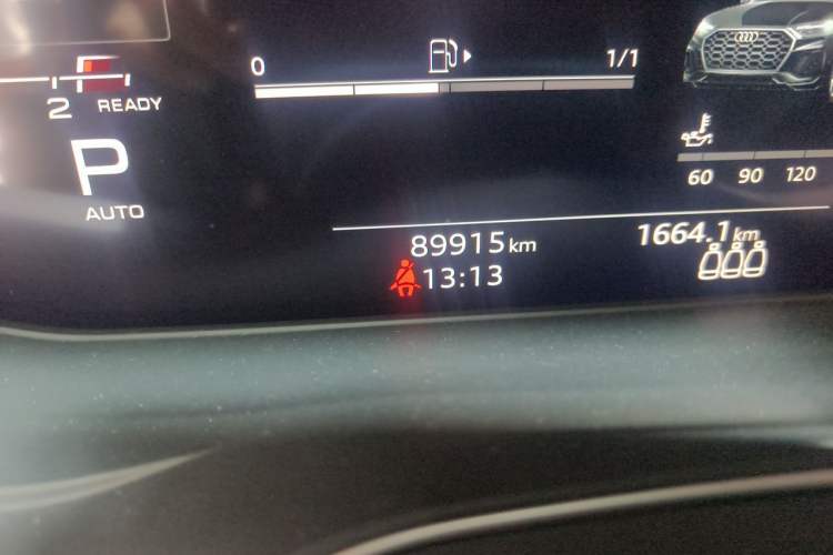Used Audi Q5L 2022 40T Luxury Dynamic Model Odometer Close Up