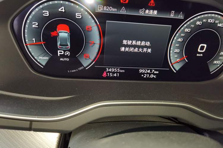 Used Audi Q5L 2022 40T Luxury Dynamic Model Odometer Close Up
