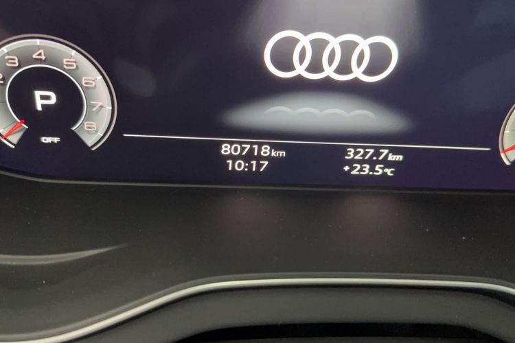 Used Audi Q5L 2022 40T Luxury Dynamic Model Odometer Close Up