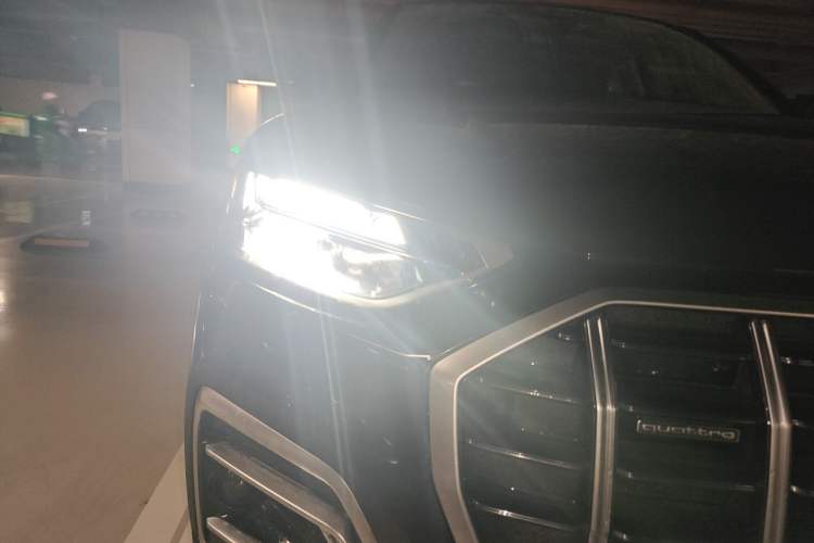 Used Audi Q5L 2022 40T Fashionable and Elegant Model Right Front Headlight