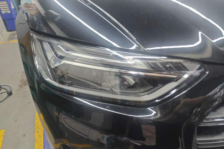 Used Audi Q5L 2022 40T Fashionable and Elegant Model Right Front Headlight