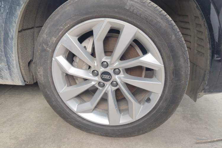 Used Audi Q5L 2022 40T Fashionable and Dynamic Model Right Front Wheel Hub