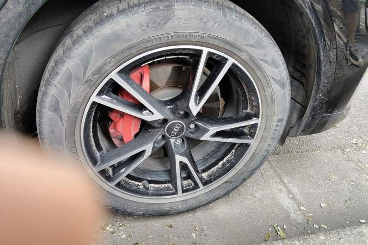 Used Audi Q5L 2022 40T Fashionable and Dynamic Model Right Front Wheel Hub