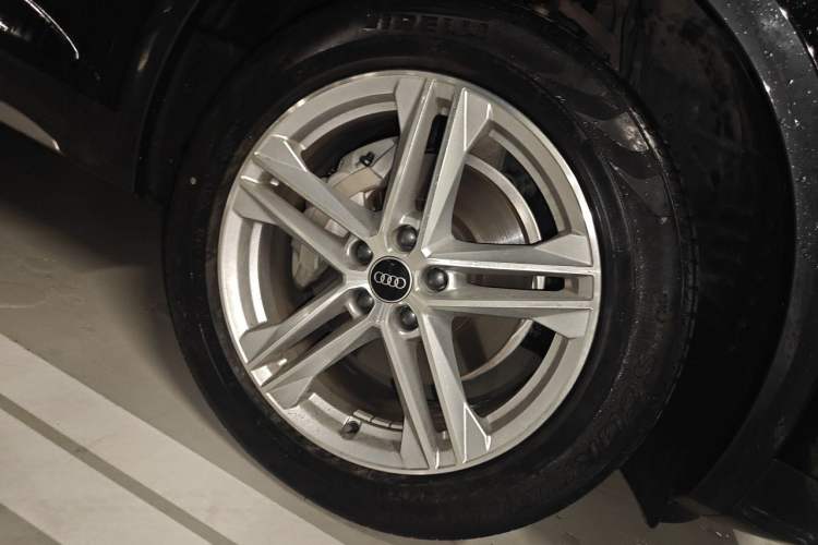 Used Audi Q5L 2022 40T Fashionable and Elegant Model Right Front Wheel Hub