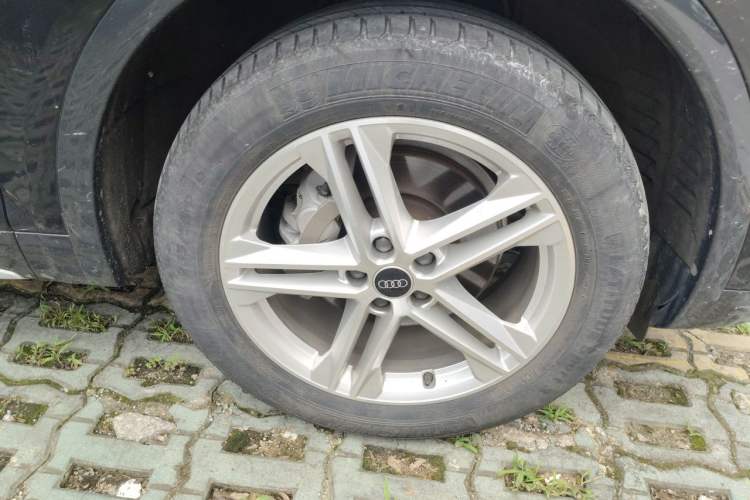 Used Audi Q5L 2022 40T Fashionable and Elegant Model Right Front Wheel Hub