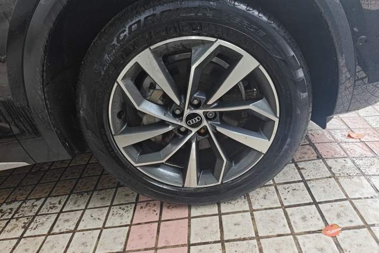 Used Audi Q5L 2022 40T Luxury Elegant Model Right Front Wheel Hub