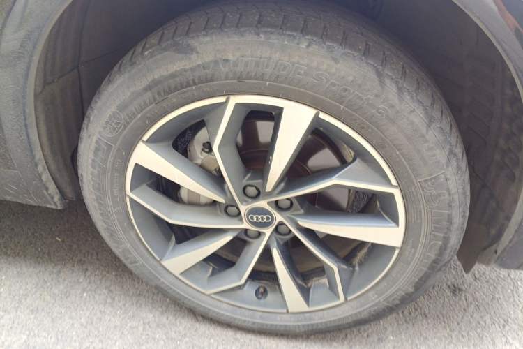 Used Audi Q5L 2022 40T Luxury Elegant Model Right Front Wheel Hub