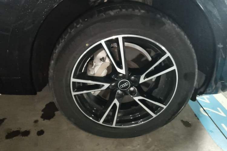 Used Audi Q5L 2022 40T Fashionable and Dynamic Model Right Front Wheel Hub