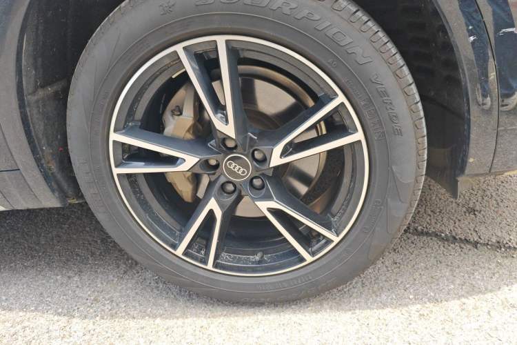 Used Audi Q5L 2022 40T Fashionable and Dynamic Model Right Front Wheel Hub