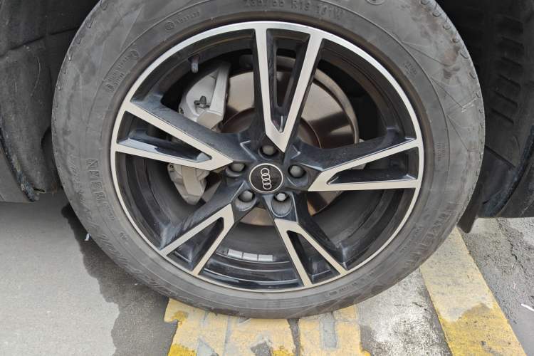 Used Audi Q5L 2022 40T Fashionable and Dynamic Model Right Front Wheel Hub