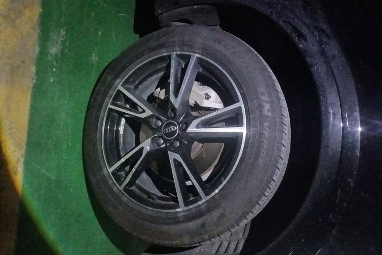 Used Audi Q5L 2022 40T Fashionable and Dynamic Model Right Front Wheel Hub