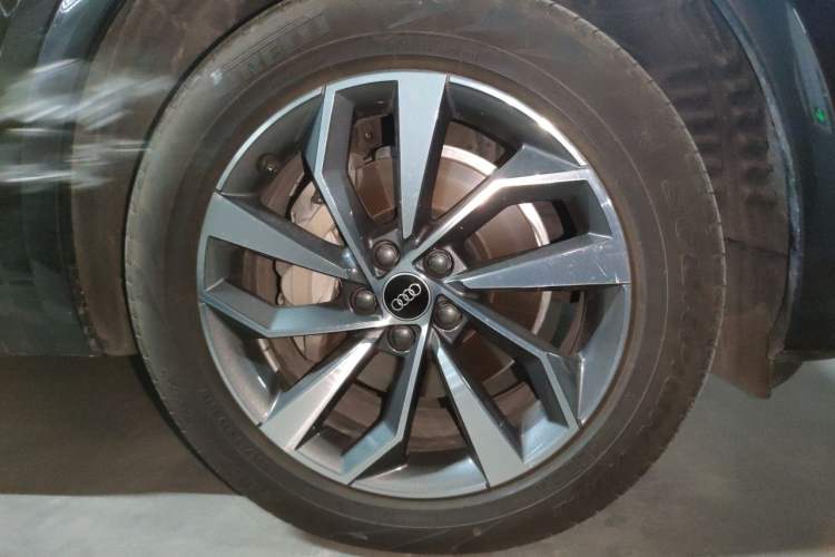 Used Audi Q5L 2022 40T Fashionable and Elegant Model Right Front Wheel Hub