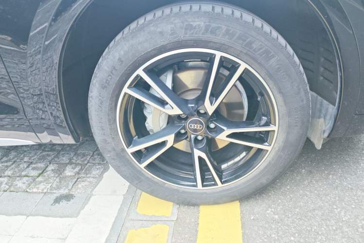 Used Audi Q5L 2022 40T Fashionable and Dynamic Model Right Front Wheel Hub