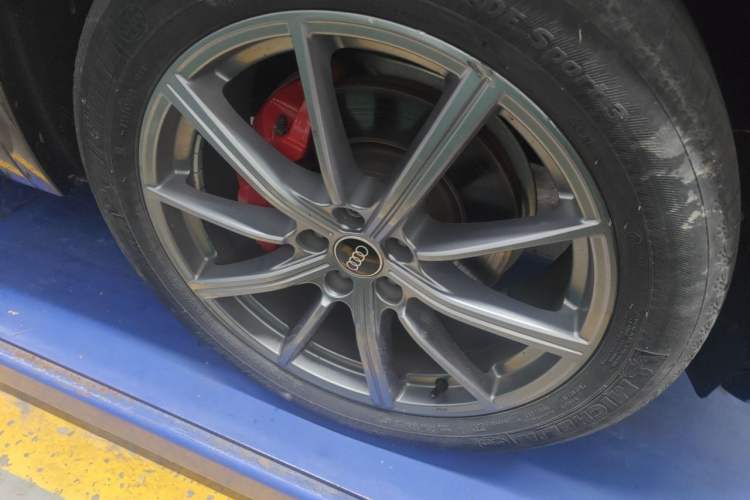 Used Audi Q5L 2022 40T Fashionable and Elegant Model Right Front Wheel Hub