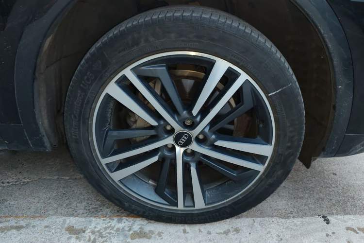 Used Audi Q5L 2022 40T Fashionable and Elegant Model Right Front Wheel Hub