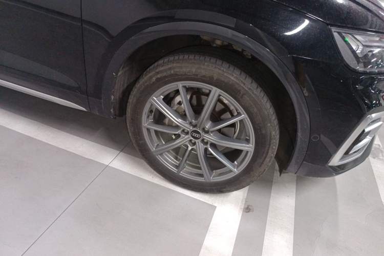 Used Audi Q5L 2022 40T Fashionable and Elegant Model Right Front Wheel Hub
