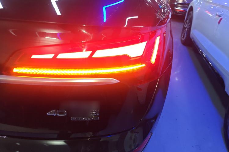 Used Audi Q5L 2022 40T Fashionable and Elegant Model Right Rear Taillight