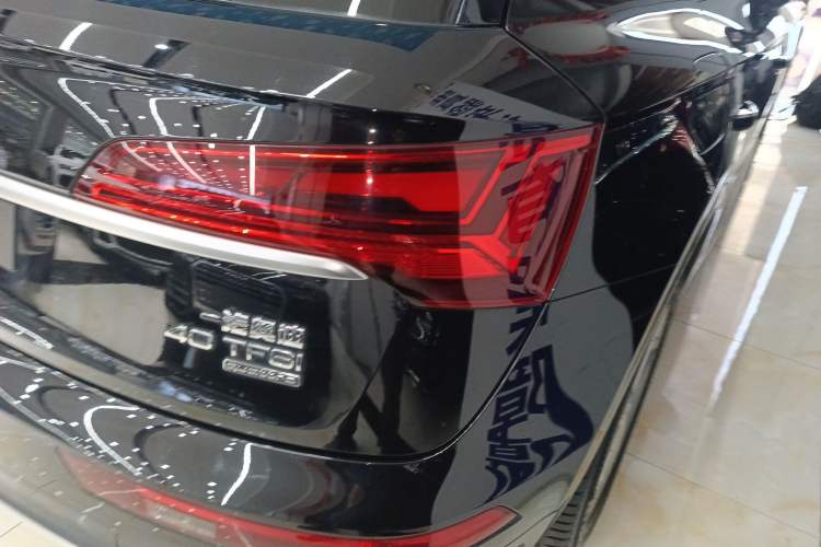 Used Audi Q5L 2022 40T Fashionable and Elegant Model Right Rear Taillight
