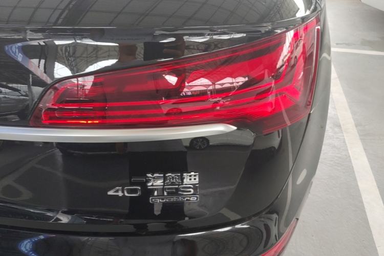 Used Audi Q5L 2022 40T Fashionable and Elegant Model Right Rear Taillight