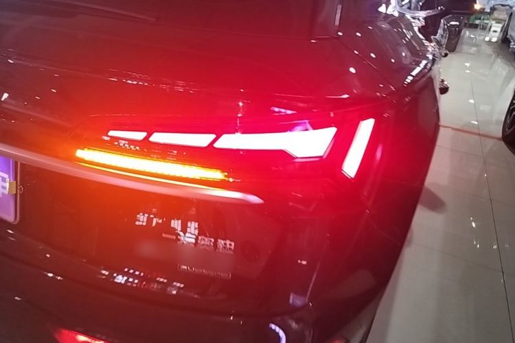 Used Audi Q5L 2022 40T Fashionable and Elegant Model Right Rear Taillight