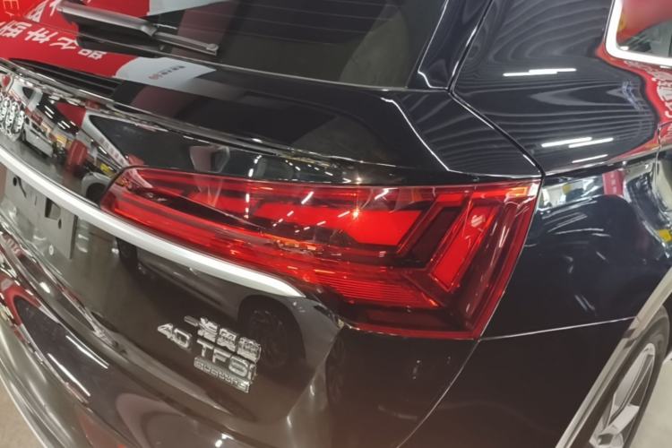 Used Audi Q5L 2022 40T Fashionable and Elegant Model Right Rear Taillight