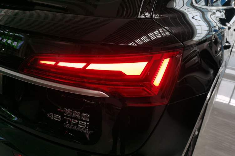 Used Audi Q5L 2022 Updated 45T Luxury Dynamic Version Right Rear Taillight