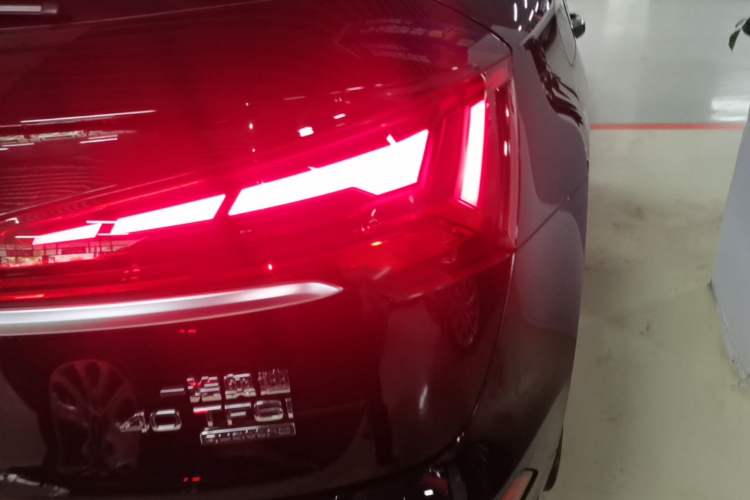 Used Audi Q5L 2022 40T Fashionable and Elegant Model Right Rear Taillight