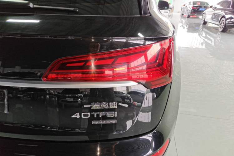 Used Audi Q5L 2022 40T Fashionable and Elegant Model Right Rear Taillight