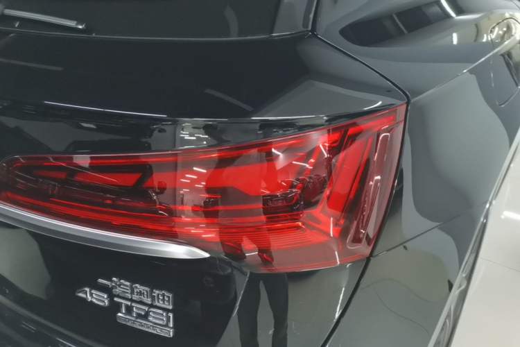 Used Audi Q5L 2022 Updated Version 45T Luxury Prestige Edition Right Rear Taillight