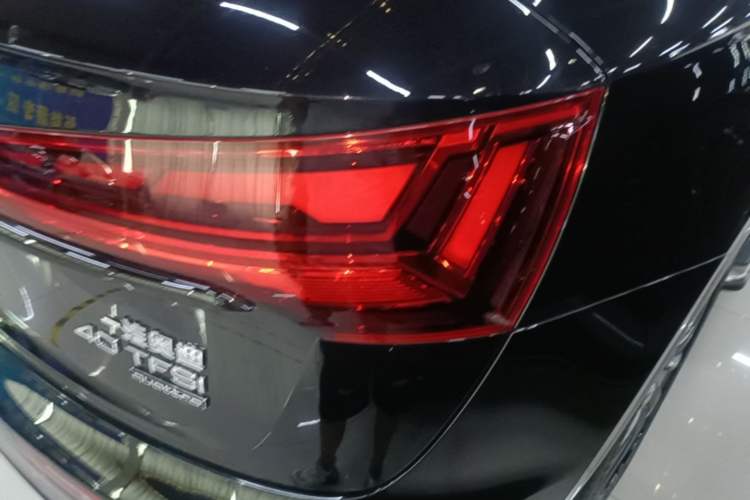 Used Audi Q5L 2022 40T Fashionable and Dynamic Model Right Rear Taillight