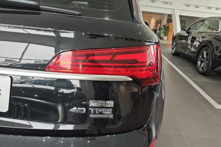 Used Audi Q5L 2022 40T Fashionable and Dynamic Model Right Rear Taillight