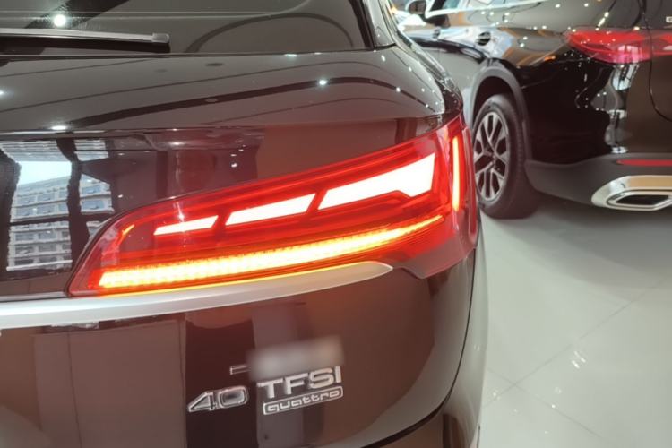 Used Audi Q5L 2022 Updated Version 40T Luxury Elegant Edition Right Rear Taillight