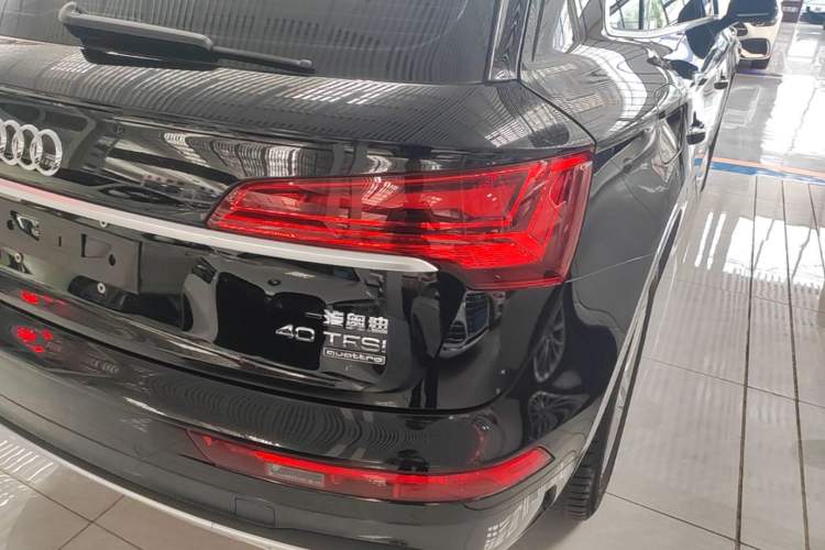 Used Audi Q5L 2022 40T Fashionable and Elegant Model Right Rear Taillight