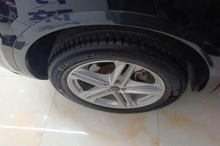 Used Audi Q5L 2022 40T Fashionable and Elegant Model Right Rear Wheel Hub
