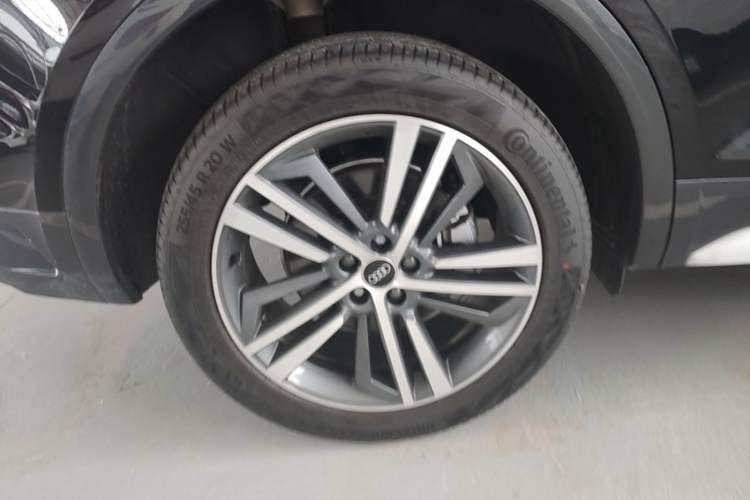 Used Audi Q5L 2022 40T Fashionable and Elegant Model Right Rear Wheel Hub