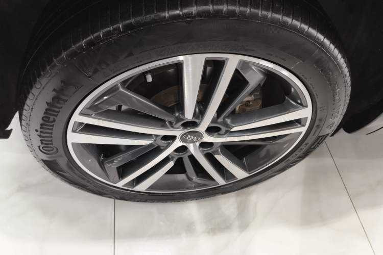 Used Audi Q5L 2022 40T Fashionable and Dynamic Model Right Rear Wheel Hub