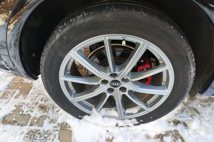 Used Audi Q5L 2022 40T Fashionable and Dynamic Model Right Rear Wheel Hub