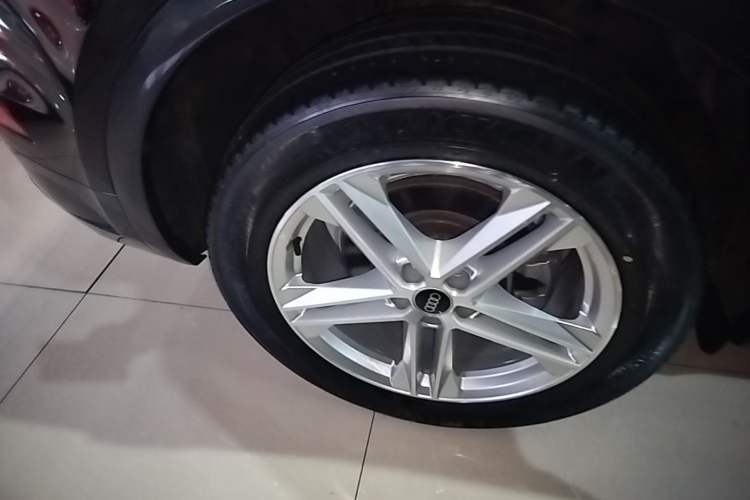 Used Audi Q5L 2022 40T Fashionable and Elegant Model Right Rear Wheel Hub