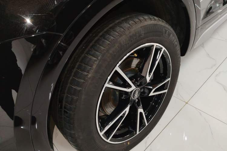 Used Audi Q5L 2022 40T Fashionable and Dynamic Model Right Rear Wheel Hub