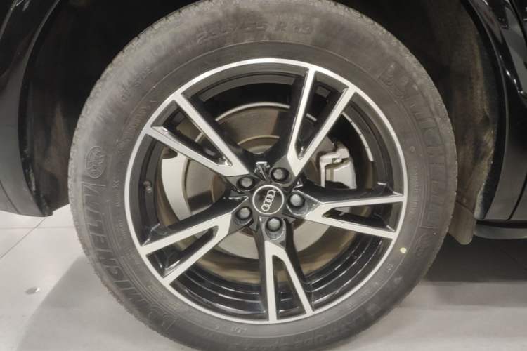 Used Audi Q5L 2022 40T Fashionable and Dynamic Model Right Rear Wheel Hub