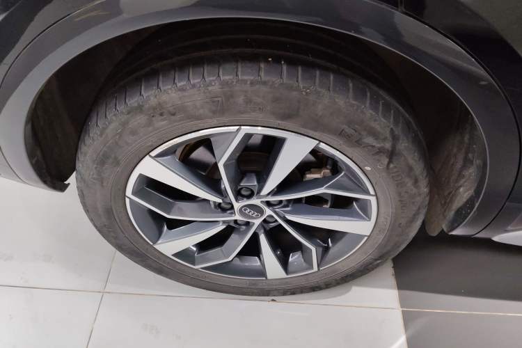 Used Audi Q5L 2022 Updated Version 40T Luxury Elegant Edition Right Rear Wheel Hub