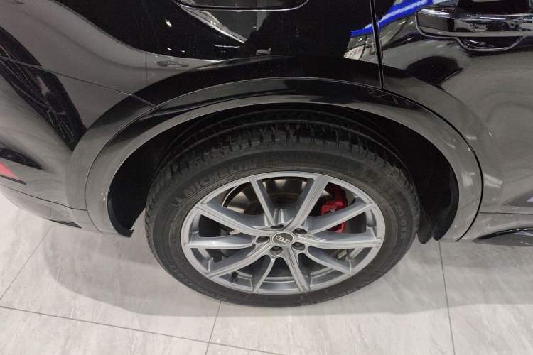 Used Audi Q5L 2022 40T Fashionable and Dynamic Model Right Rear Wheel Hub