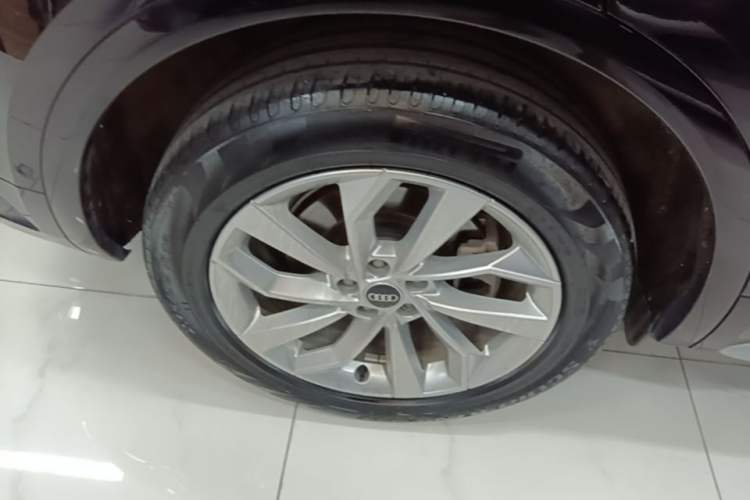 Used Audi Q5L 2022 40T Fashionable and Dynamic Model Right Rear Wheel Hub